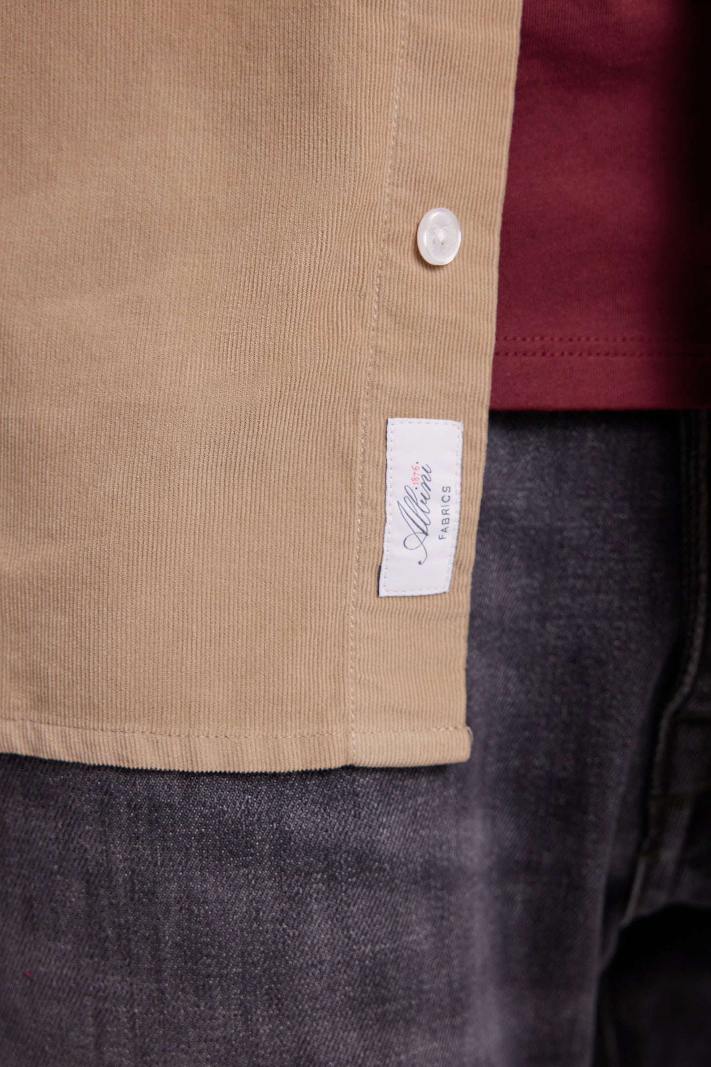Chemise en velours beige coupe droite