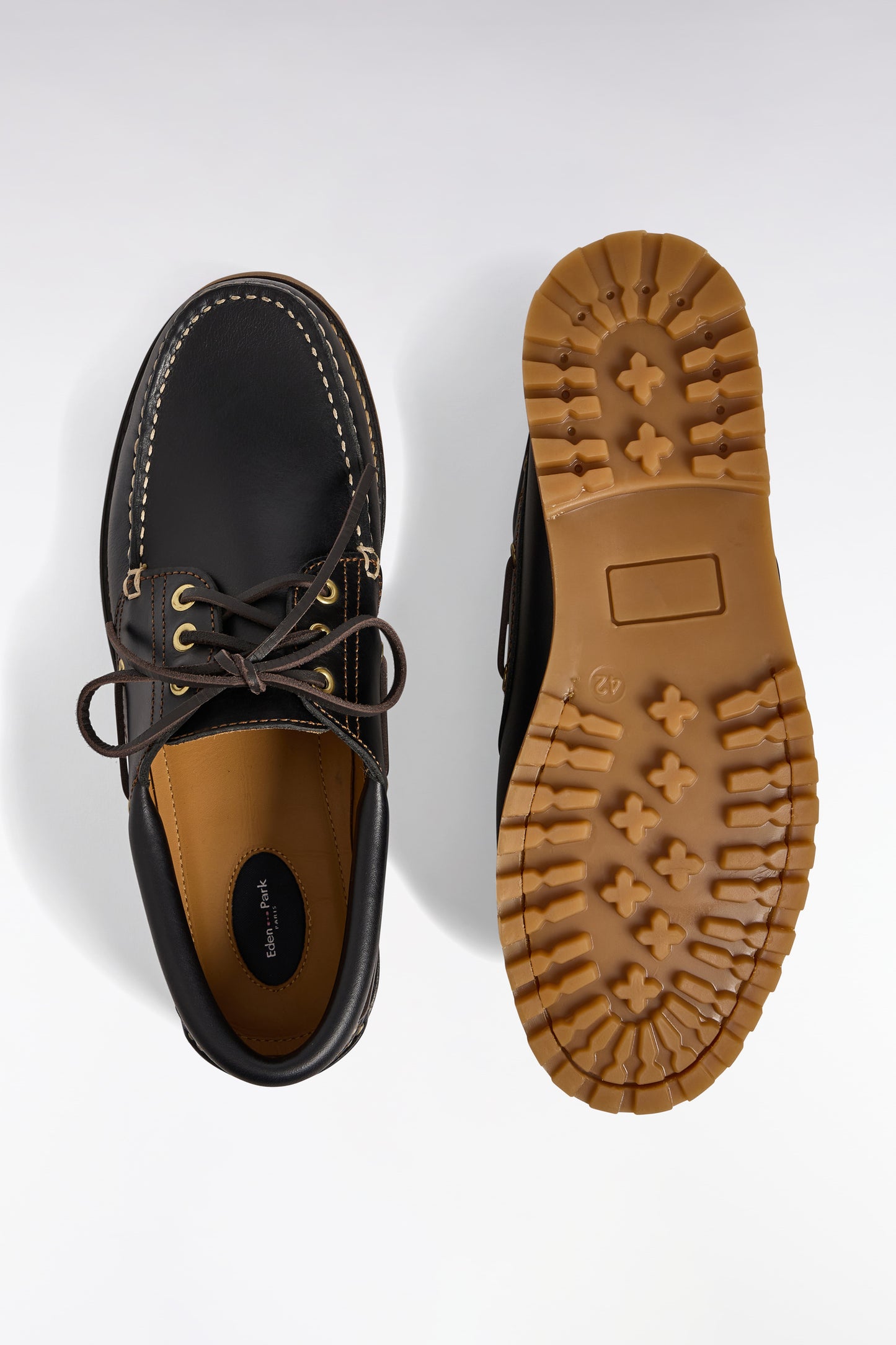 Chaussures bateau en cuir lisse noir semelles beige