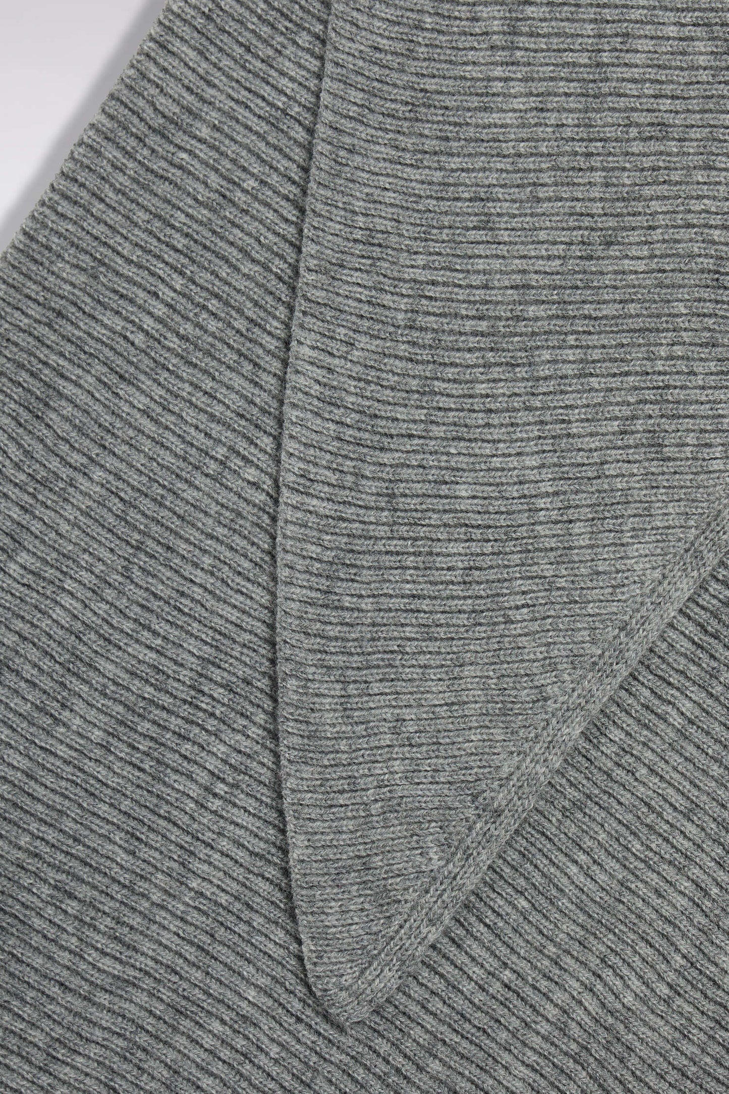 Écharpe triangle en laine vierge et cachemire grise