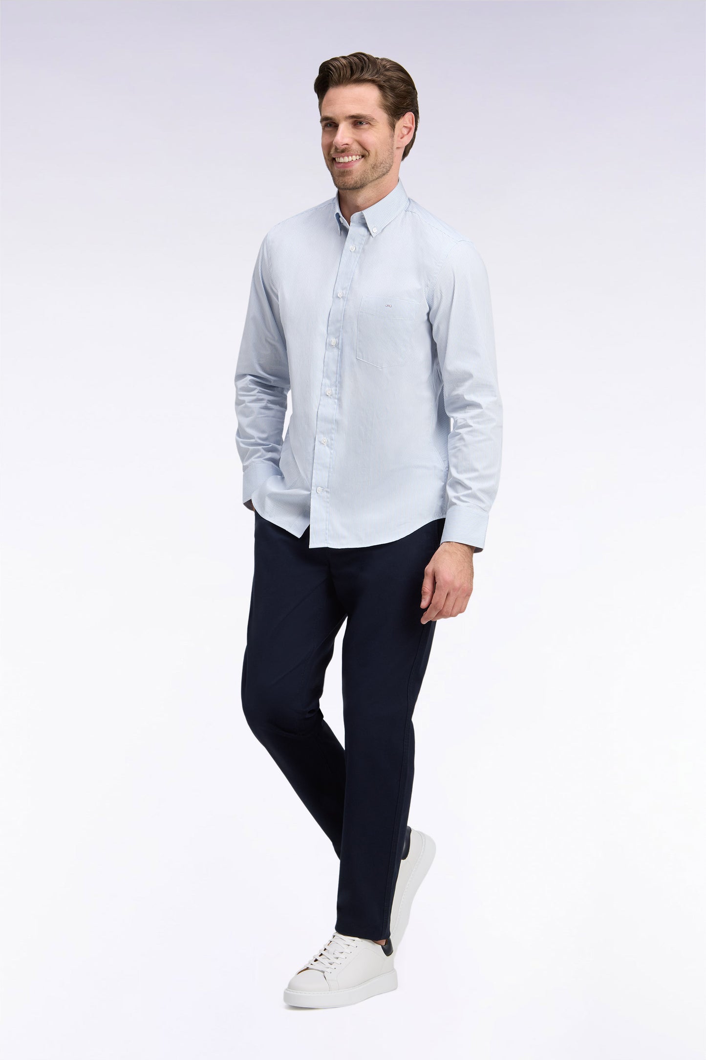 Chemise en coton blanc à fines rayures ciel coupe droite
