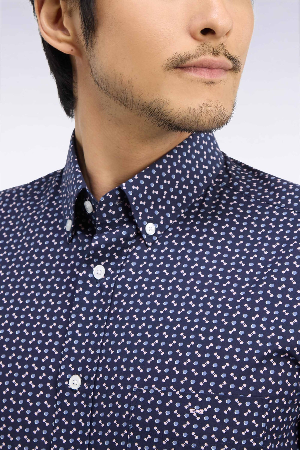 Navy cotton poplin shirt with blue micro-patterns, straight cut