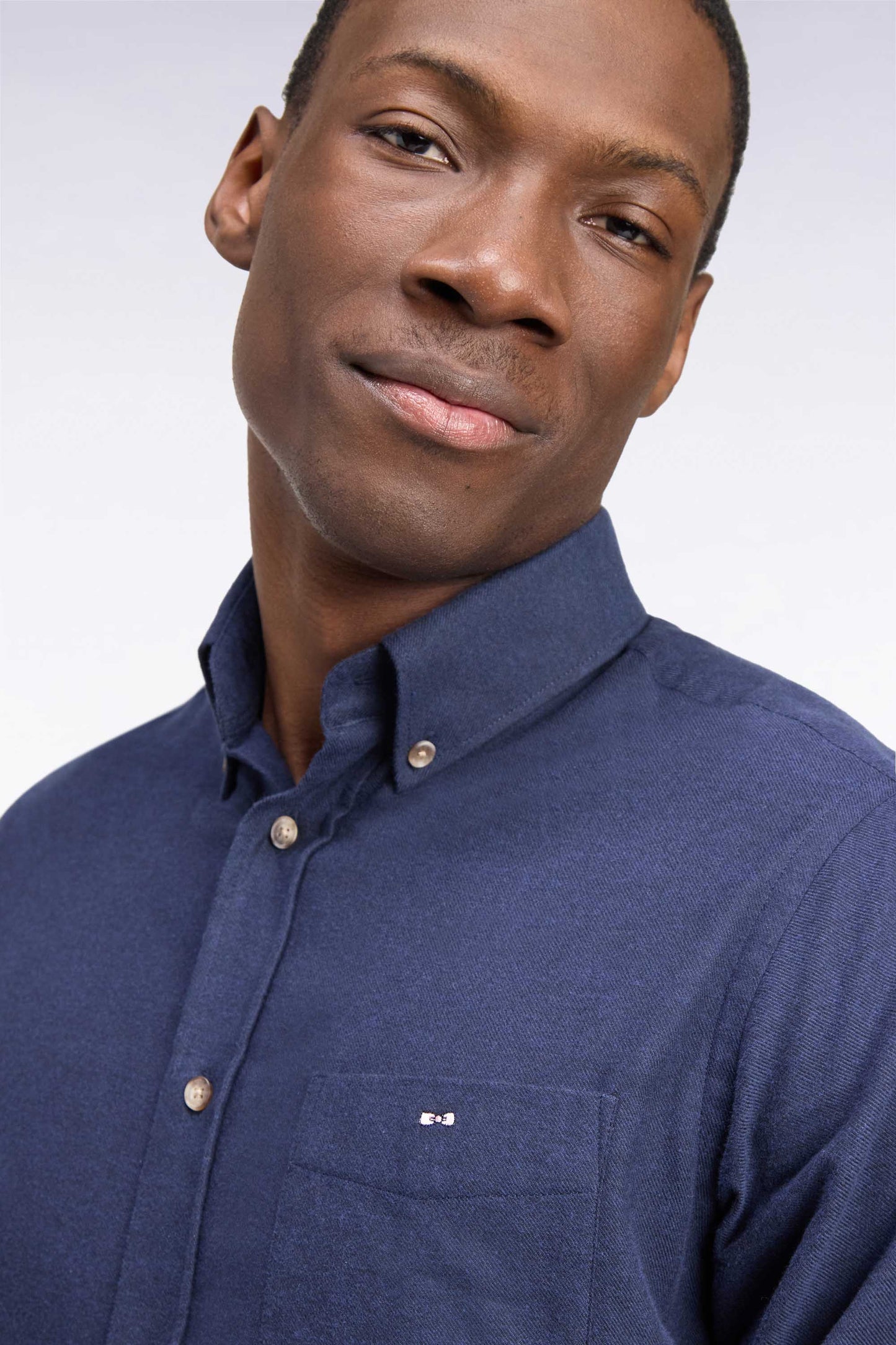 Chemise unie en coton marine coupe droite