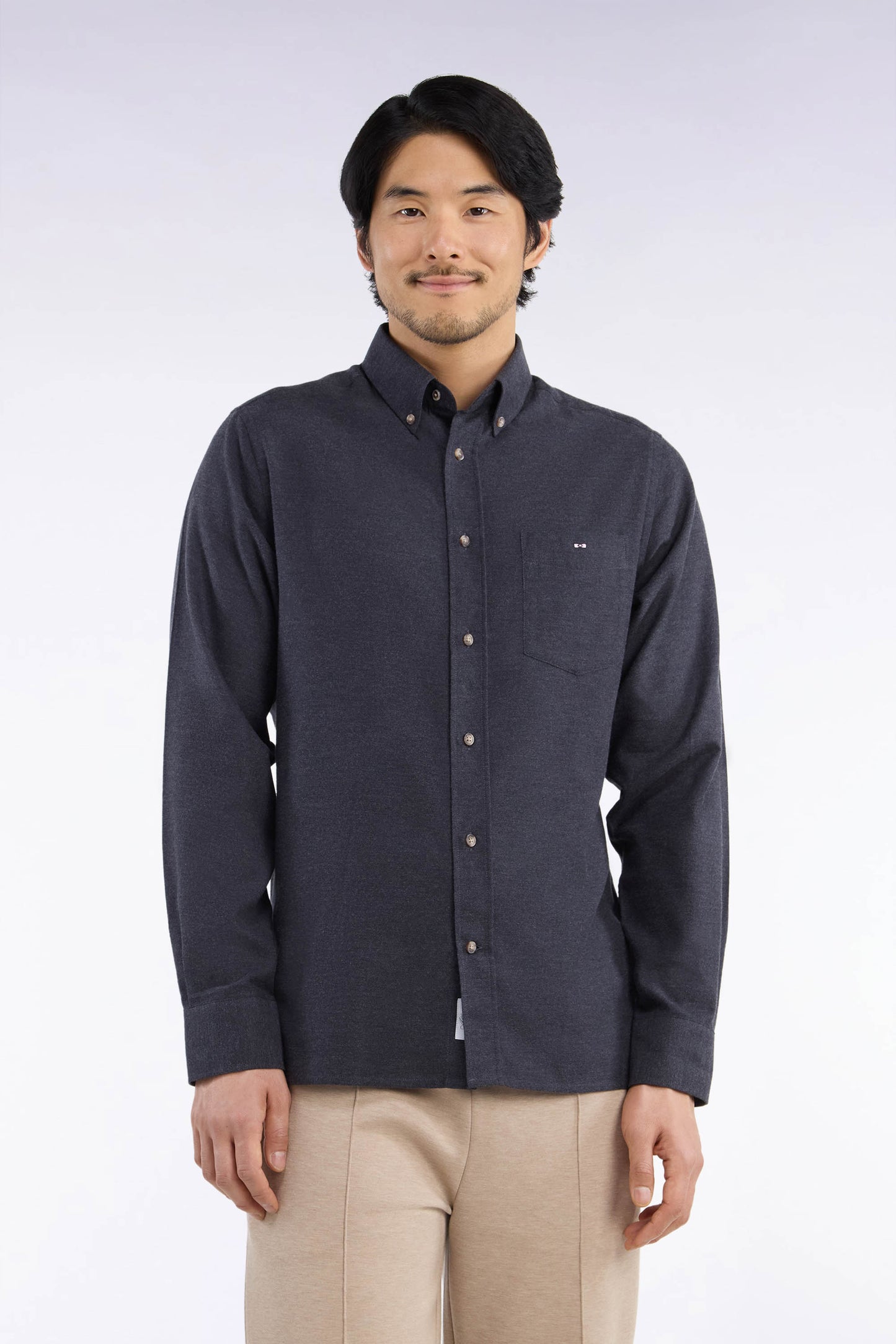 Chemise unie en coton gris foncé coupe droite