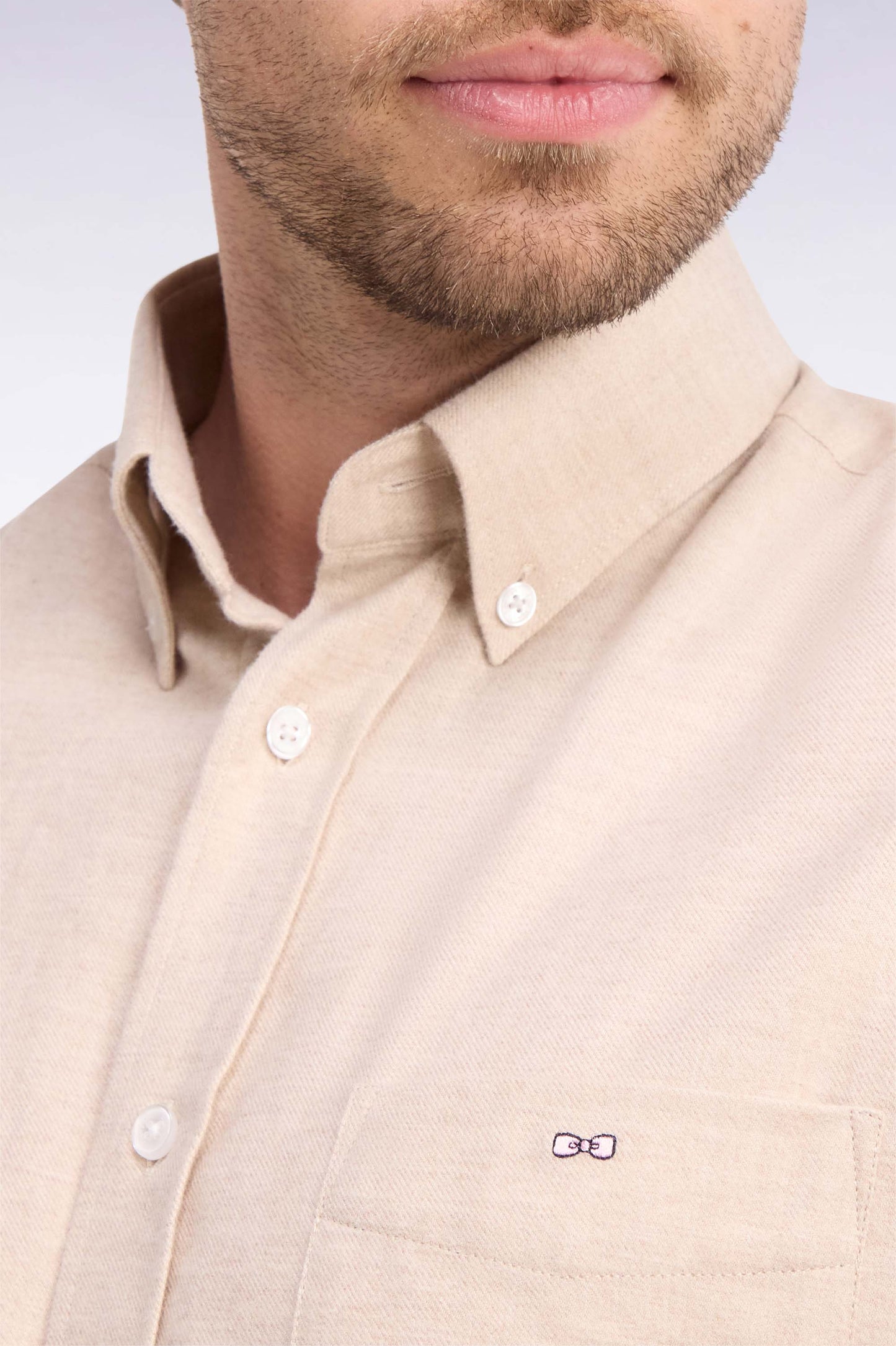 Chemise unie en coton camel coupe droite