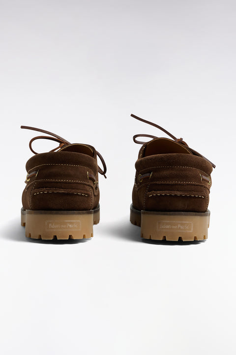 Chaussures bateau en cuir suédé marron - Image 2