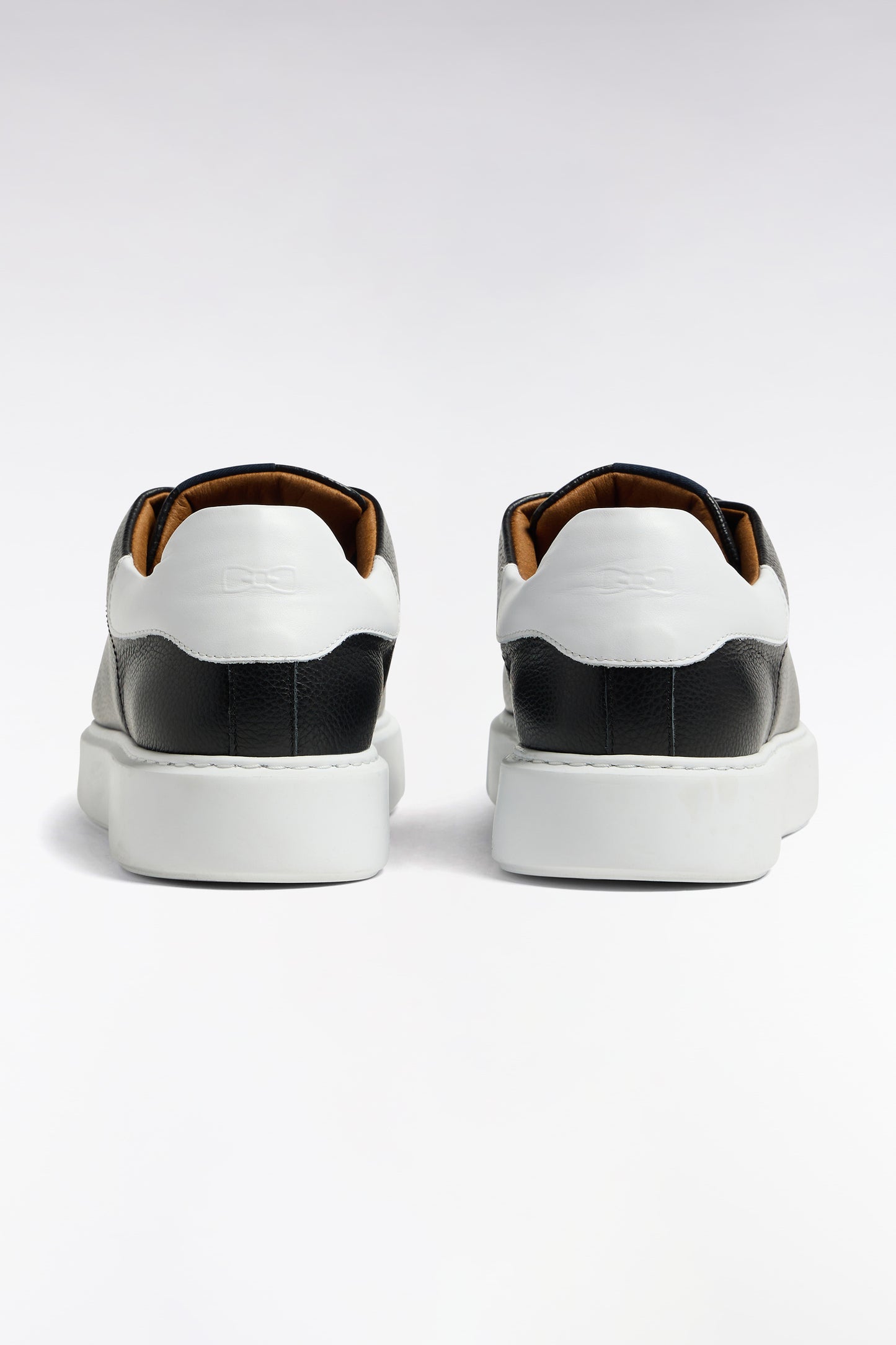 Baskets en cuir grainé noir