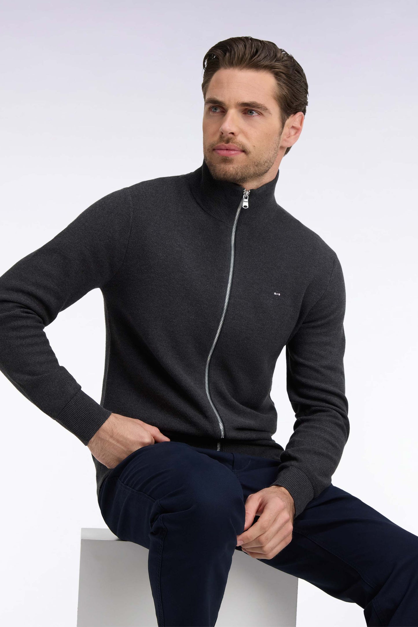 Cardigan zippé en coton gris anthracite coupe droite