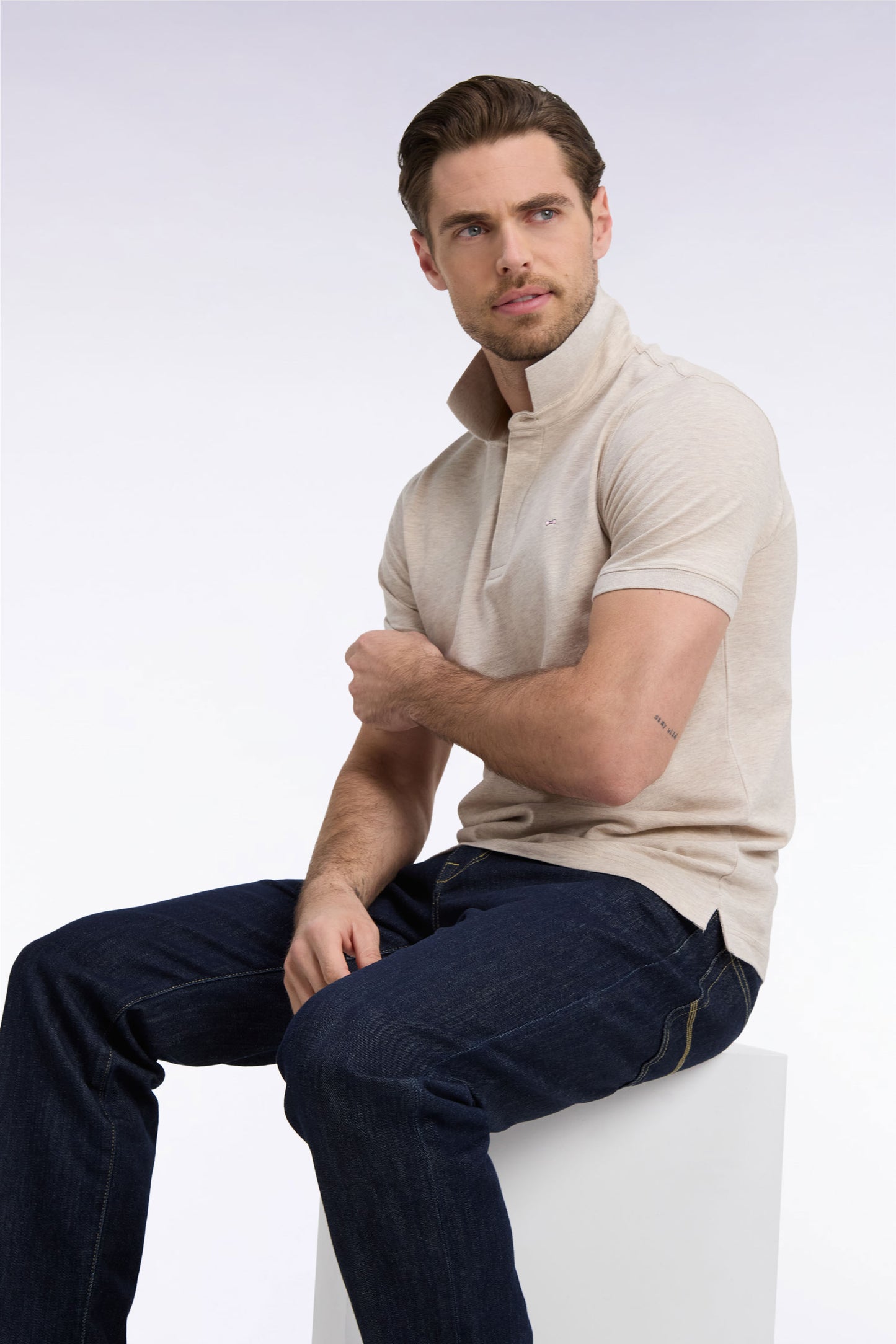 Polo manches courtes en coton stretch beige coupe ajustée