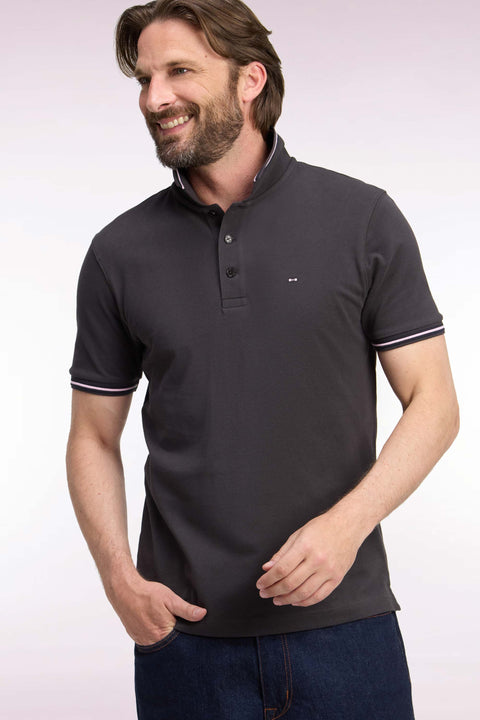 Polo manches courtes en piqué coton marron coupe droite - Image 1