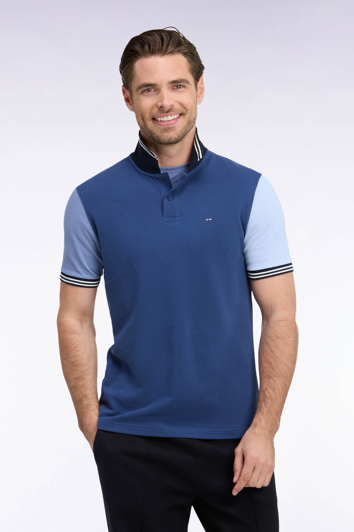 Polo manches courtes en coton tricolore bleu coupe droite