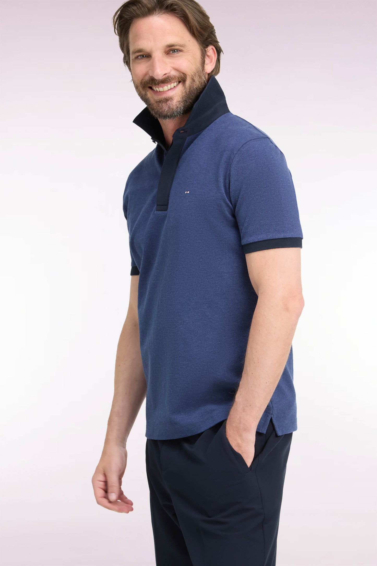 Polo manches courtes en coton bleu et marine coupe droite