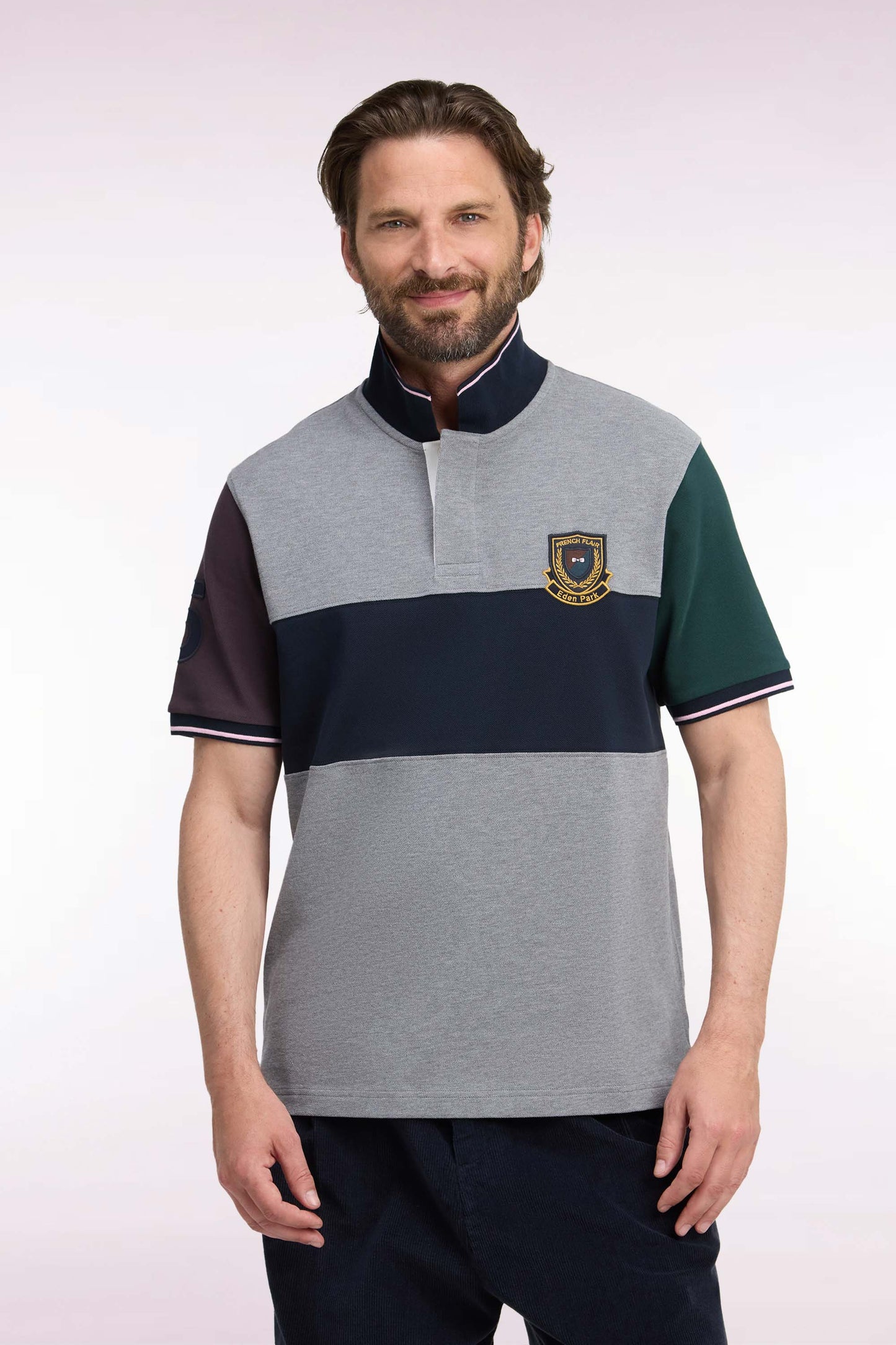 Polo manches courtes en coton gris à découpes et écusson coupe droite