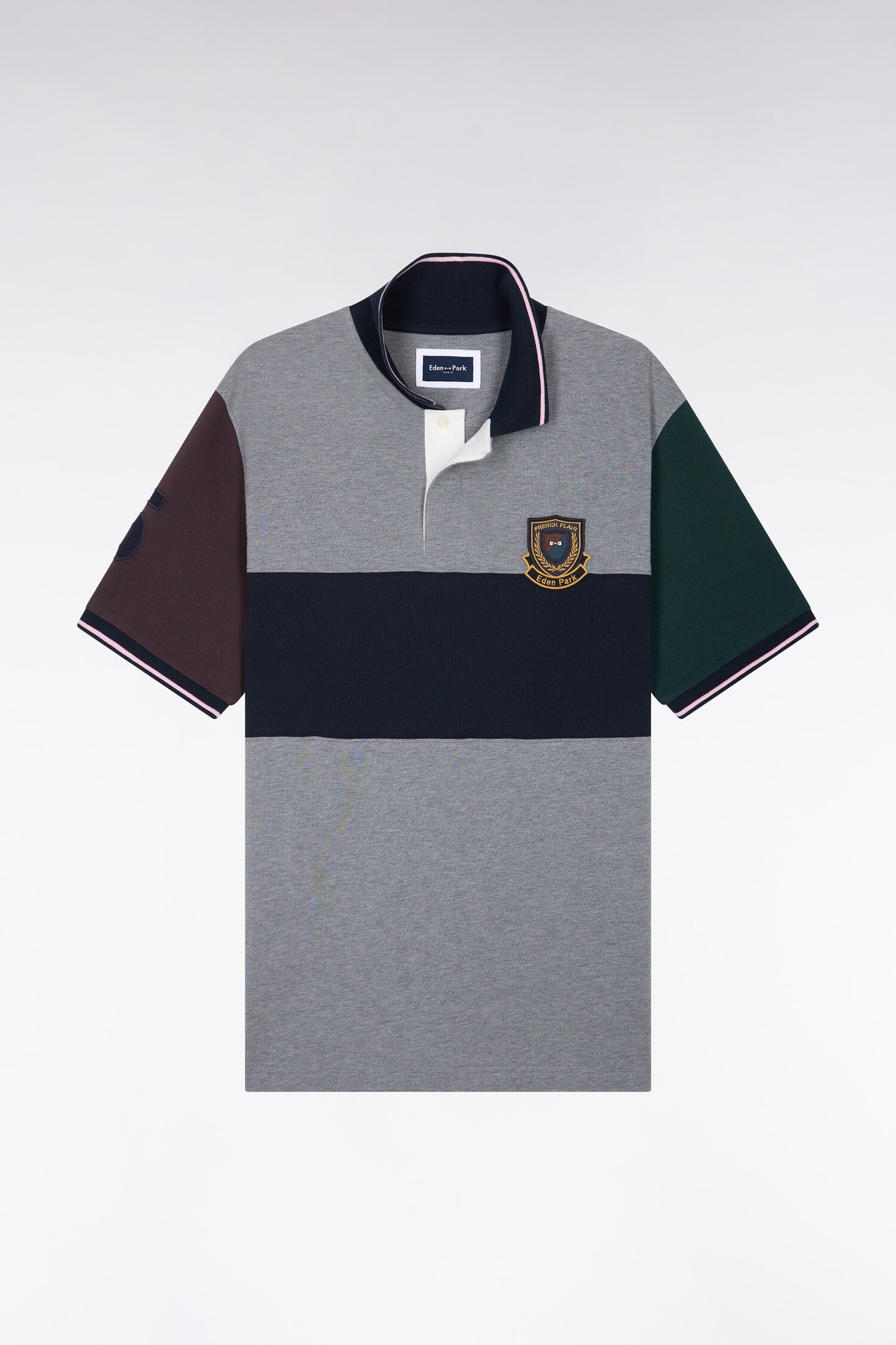 Polo manches courtes en coton gris à découpes et écusson coupe droite