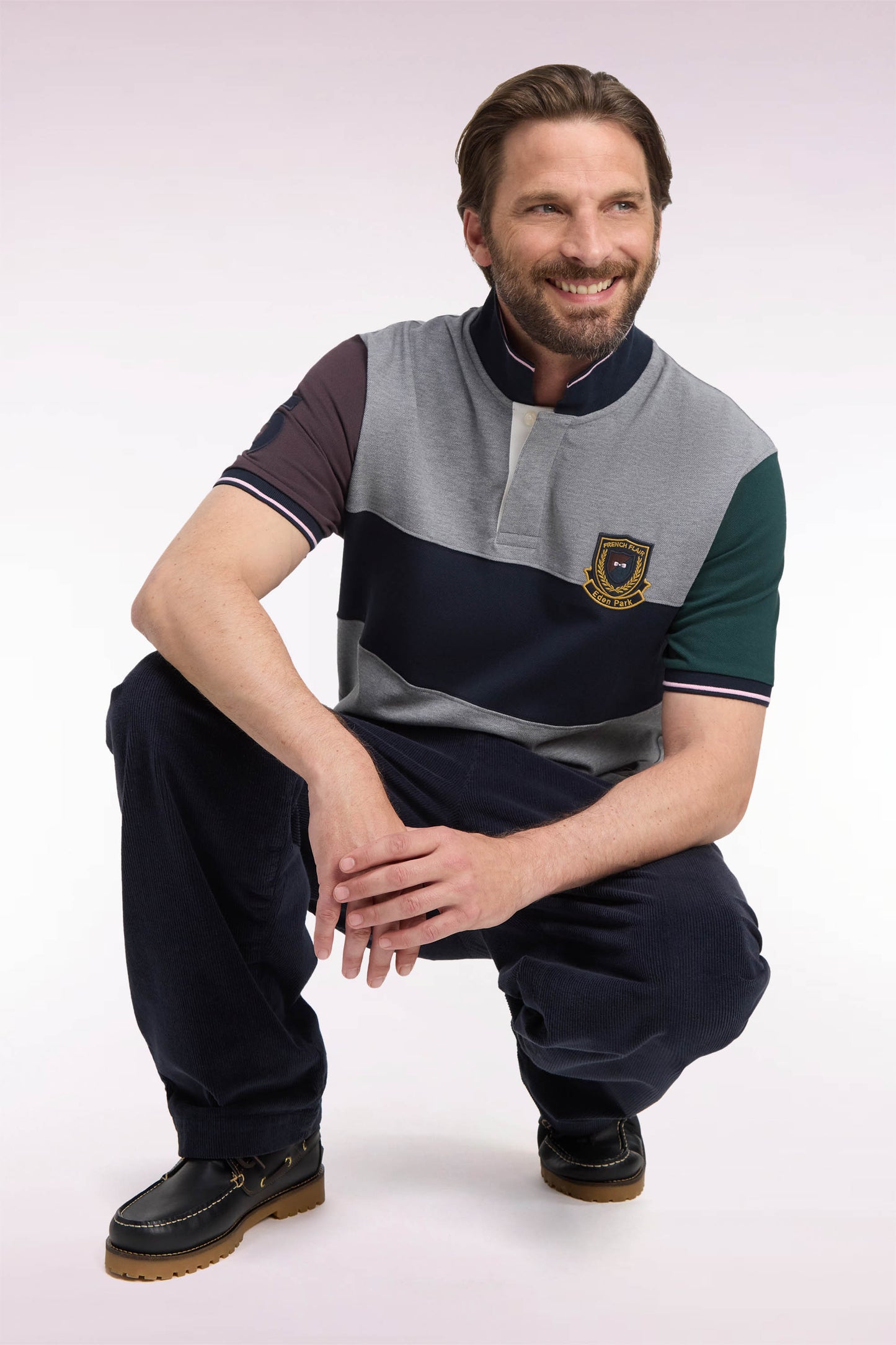 Polo manches courtes en coton gris à découpes et écusson coupe droite
