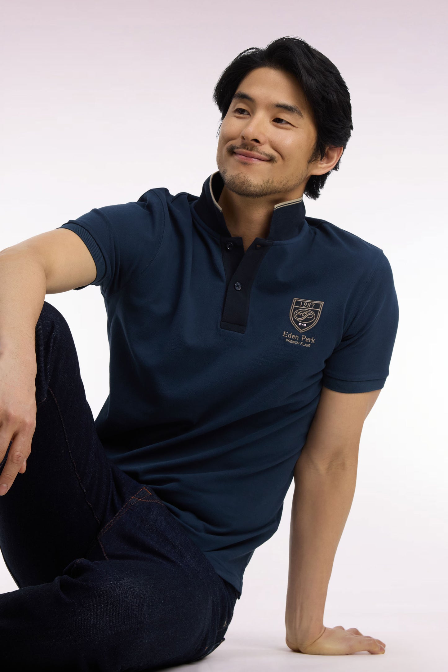 Polo manches courtes en piqué coton bleu gris à écusson coupe droite