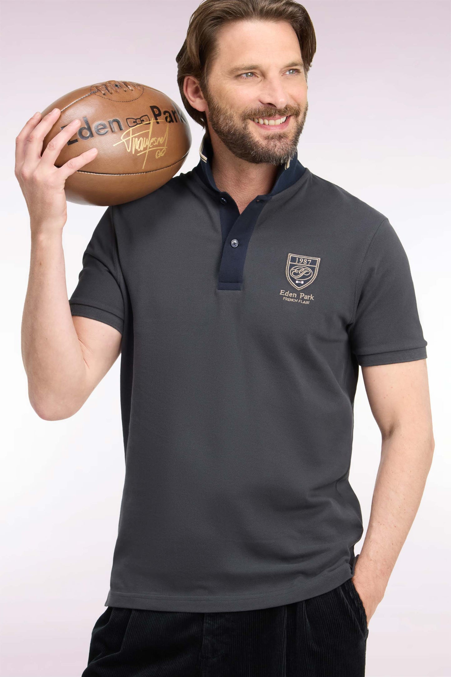 Polo manches courtes en coton gris foncé à écusson coupe droite