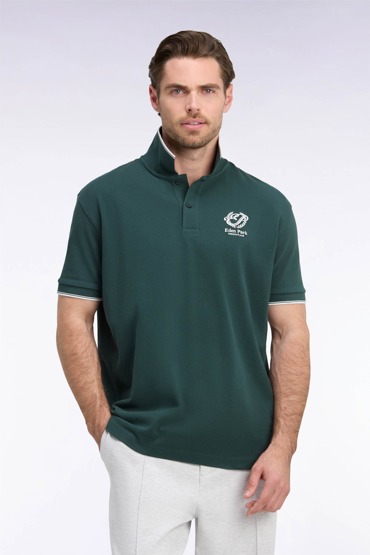Polo manches courtes en coton vert à écusson coupe droite
