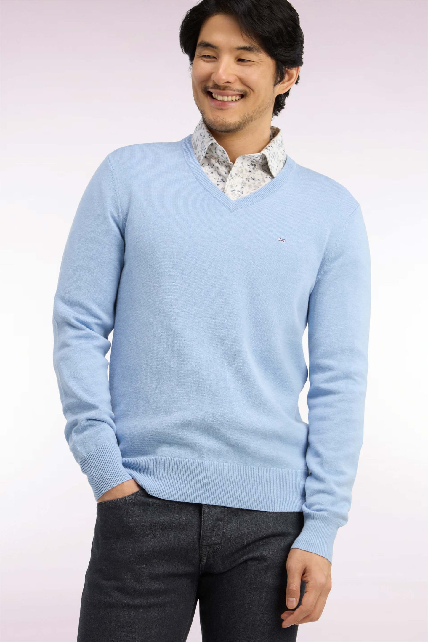 Pull col V en laine et coton ciel coupe droite