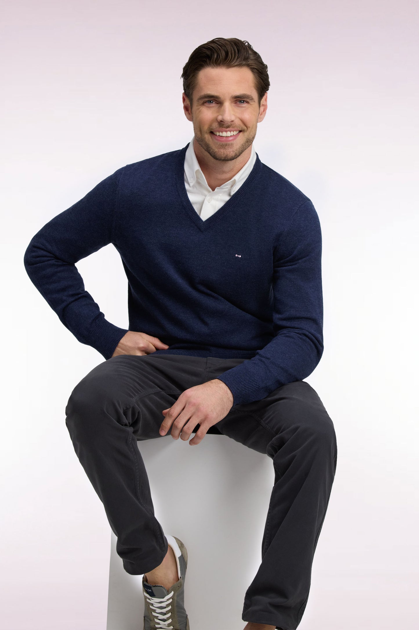 Pull col V en laine et coton bleu coupe droite