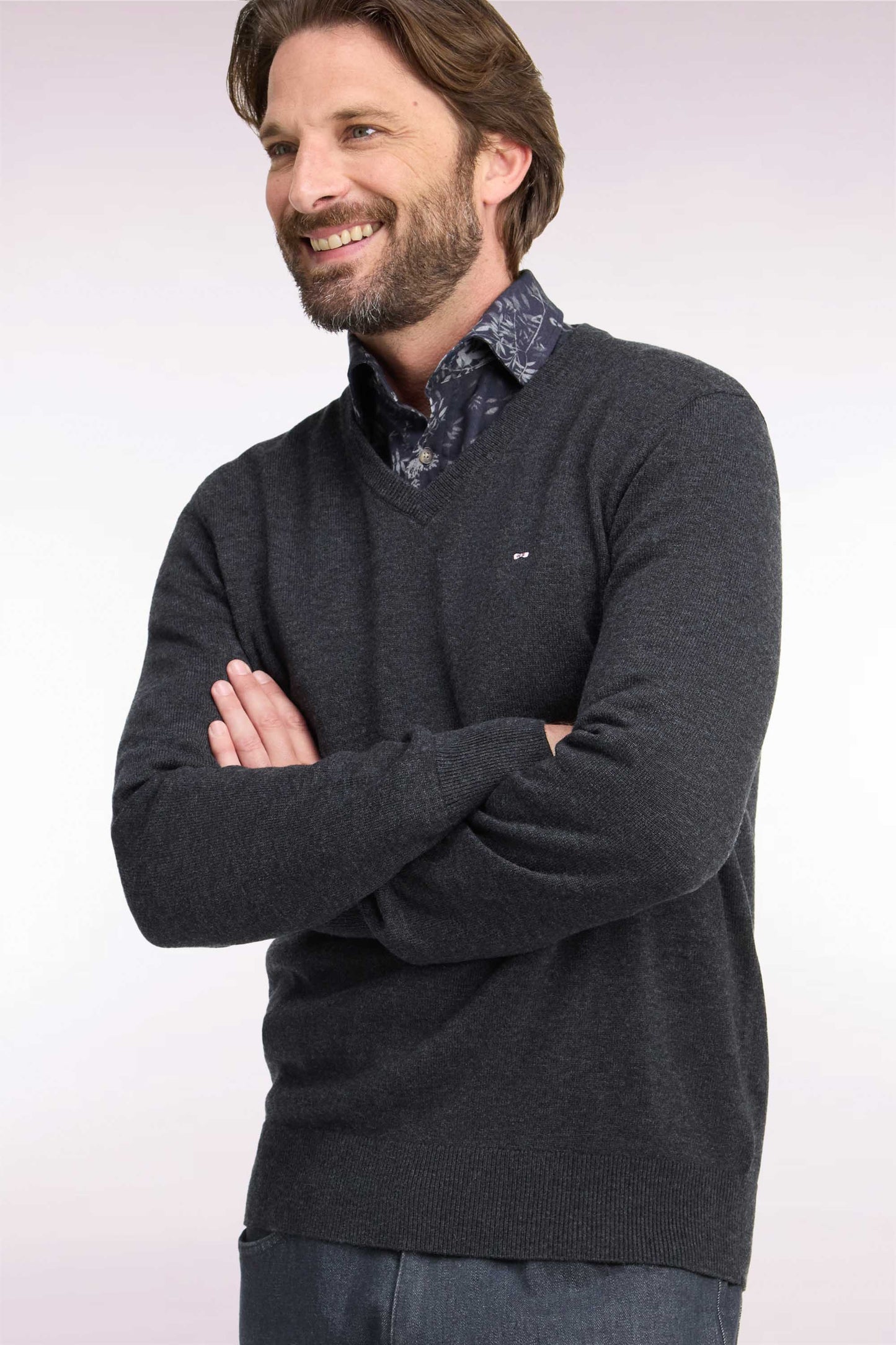 Pull col V en laine et coton gris foncé coupe droite