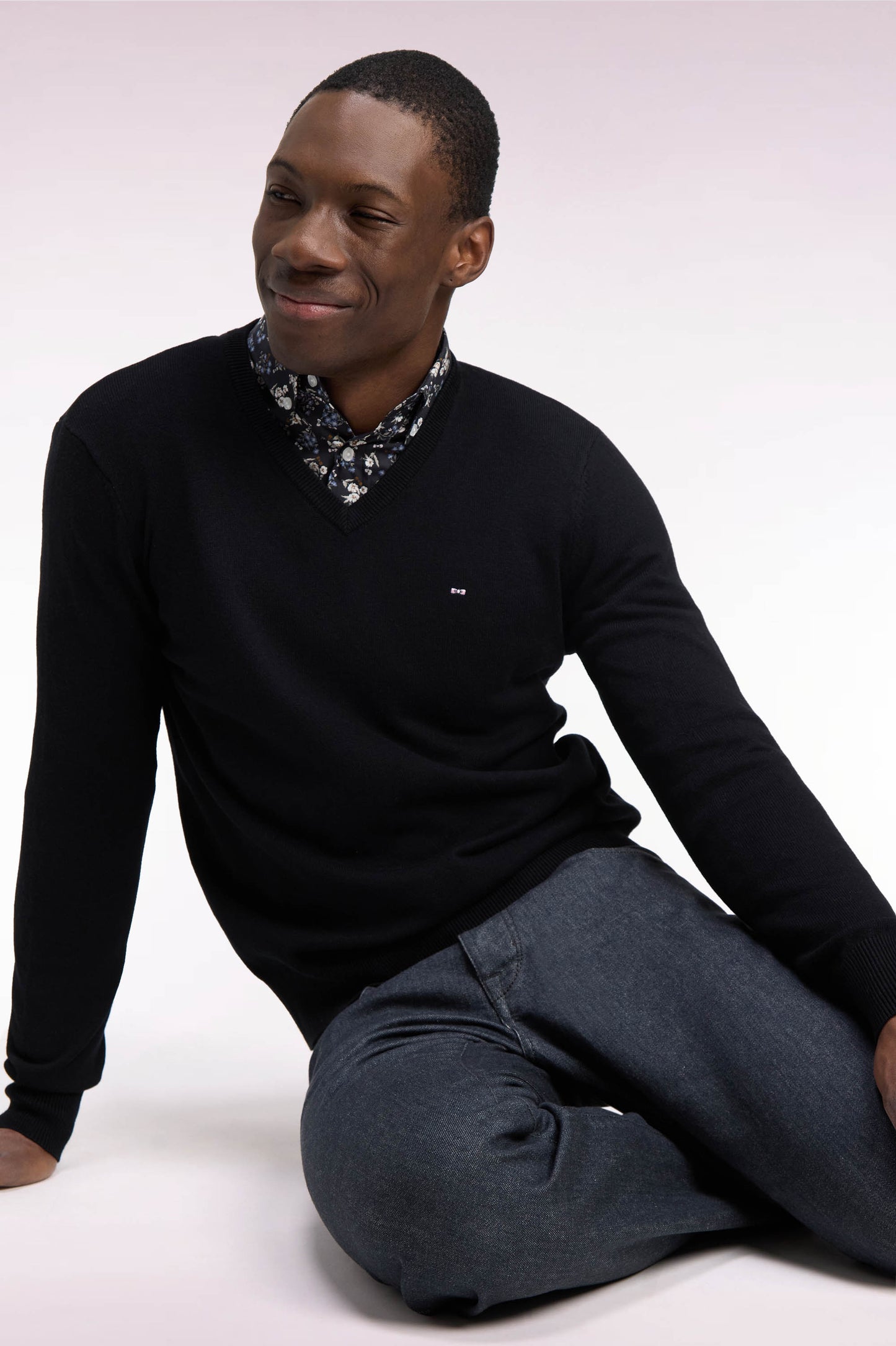 Pull col V en laine et coton noir coupe droite
