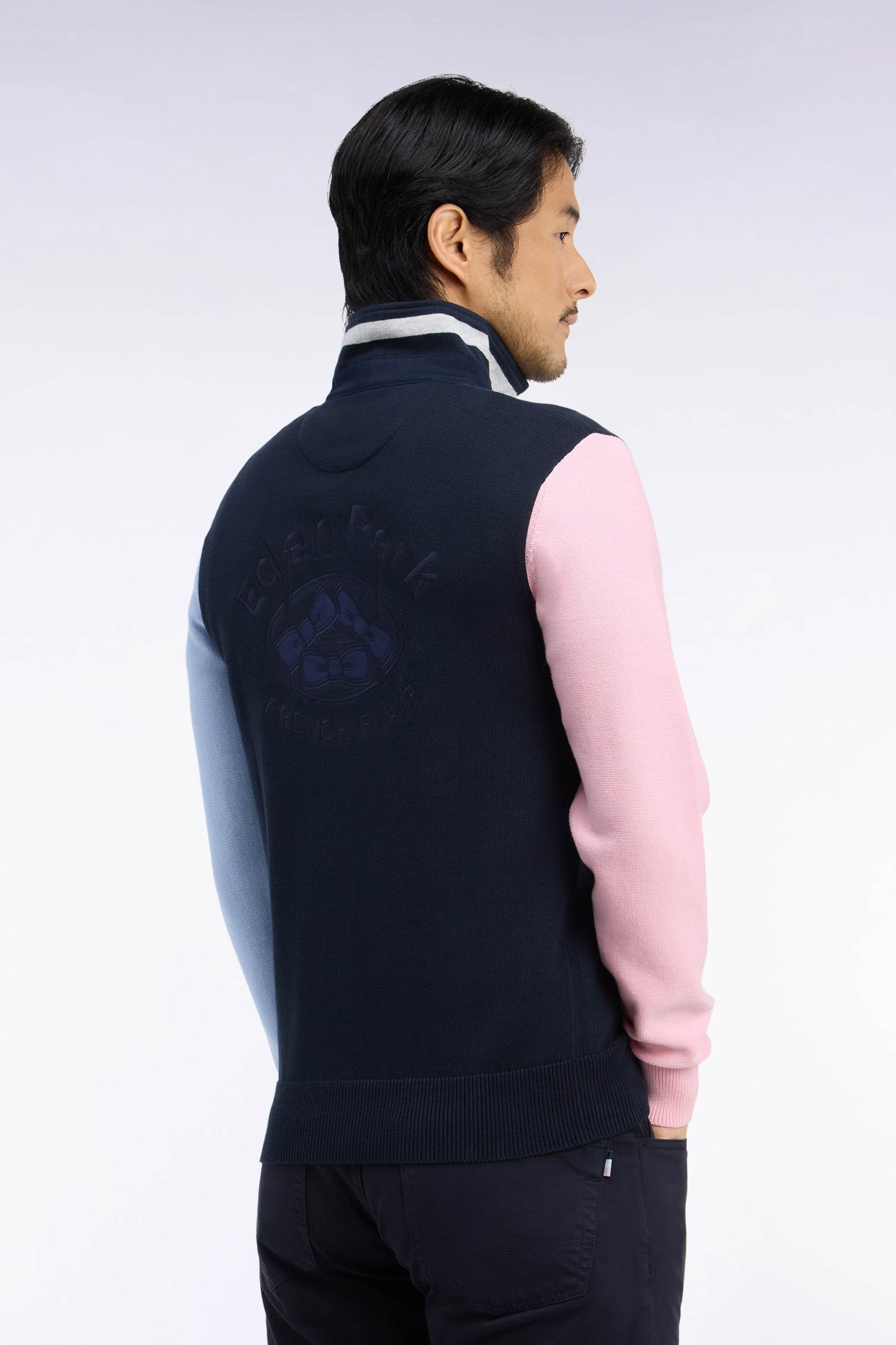 Pull à col maillot en coton tricolore broderie dos coupe regular