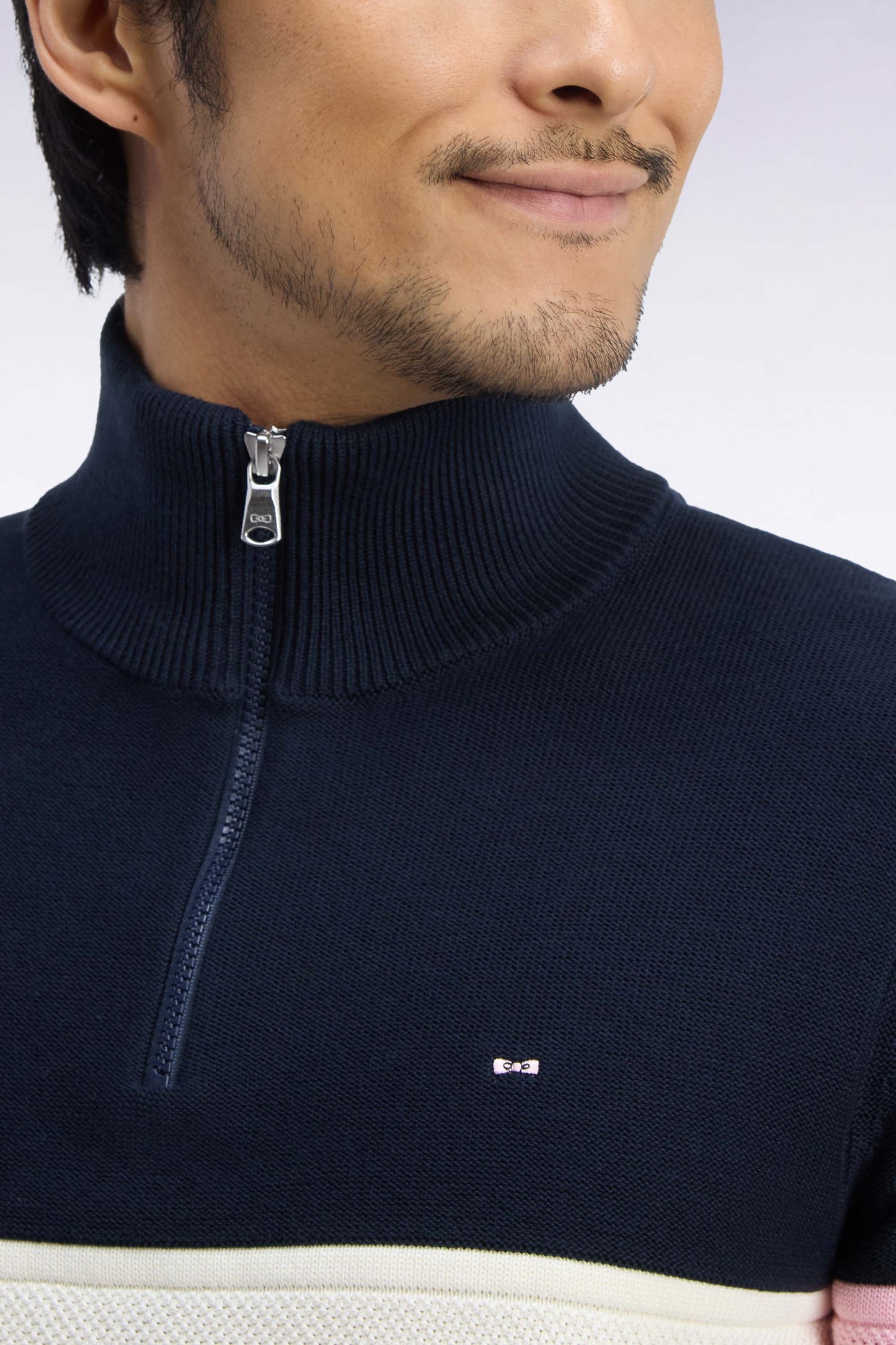 Pull à col camionneur zippé en coton marine à découpe tricolore coupe droite