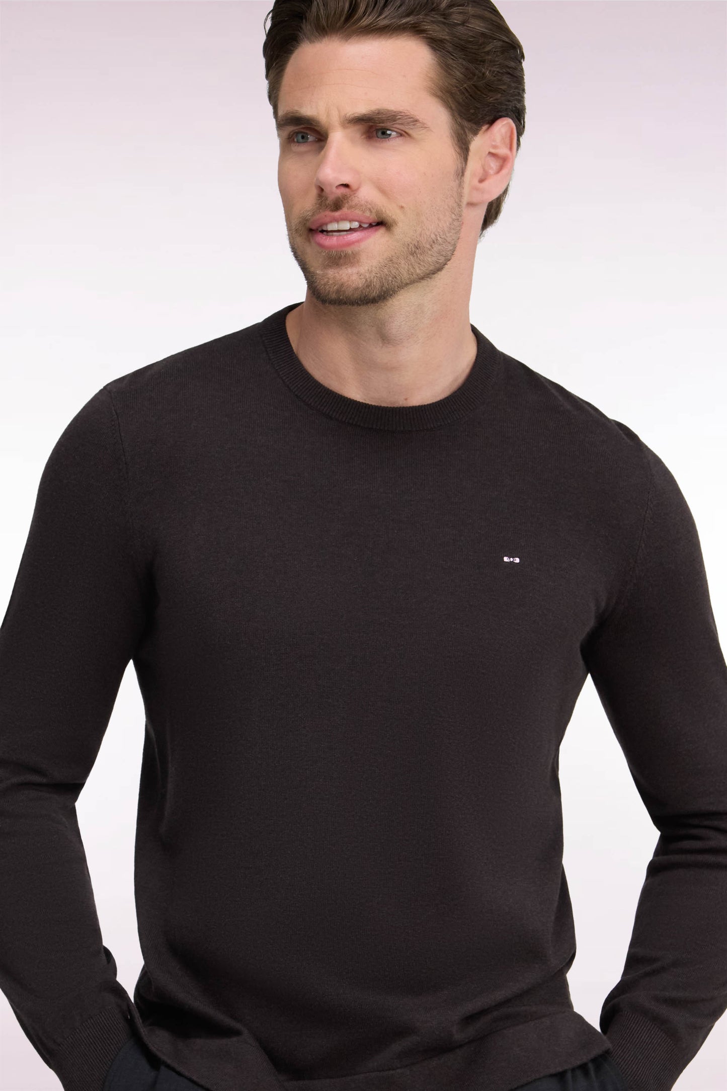 Pull à col rond en coton et viscose marron coupe droite
