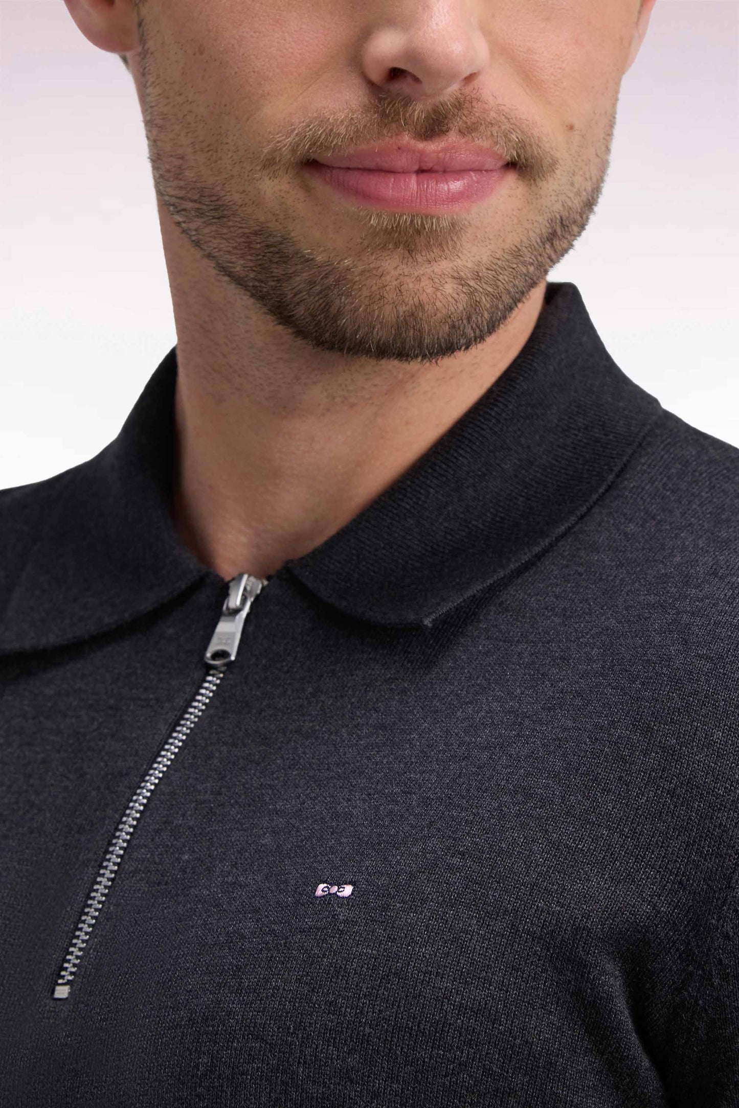 Pull à col polo zippé en coton et viscose gris foncé coupe droite