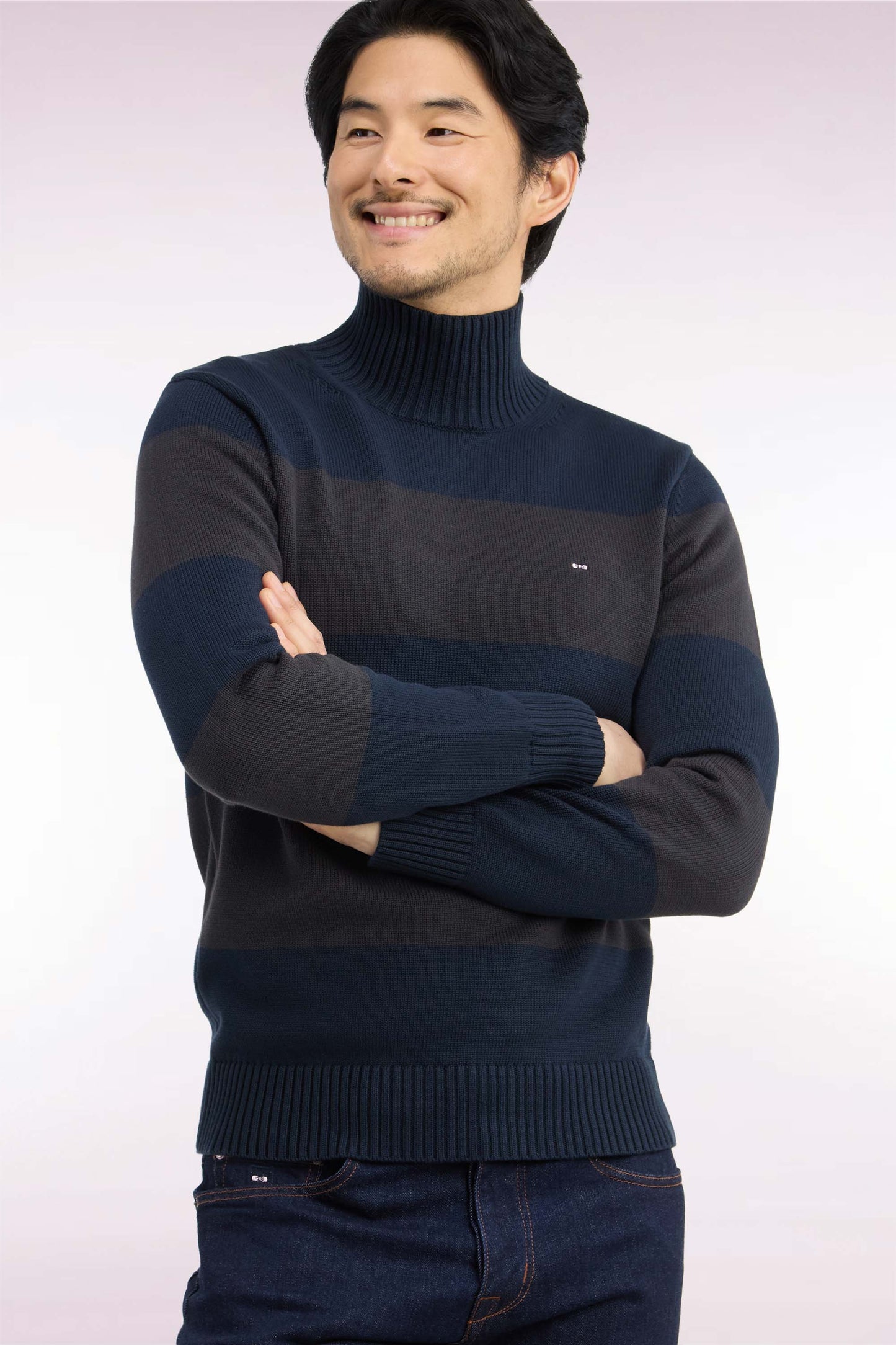 Pull col cheminée en coton rayé marron et marine coupe droite