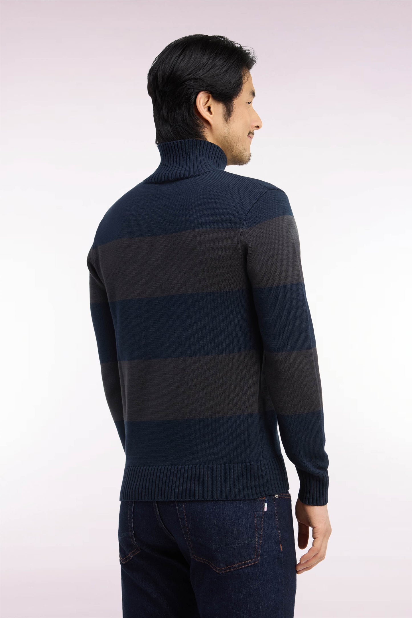 Pull col cheminée en coton rayé marron et marine coupe droite
