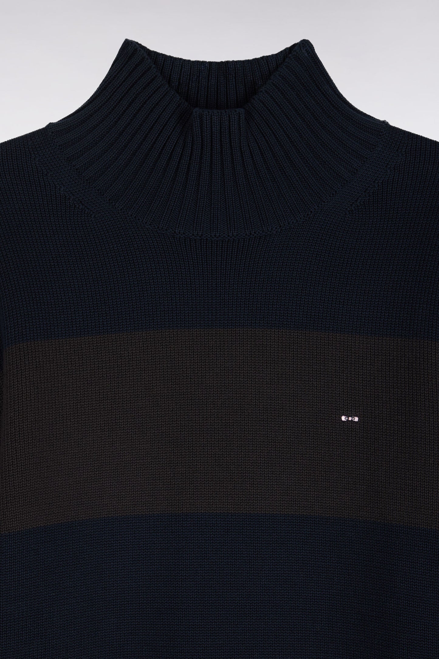 Pull col cheminée en coton rayé marron et marine coupe droite