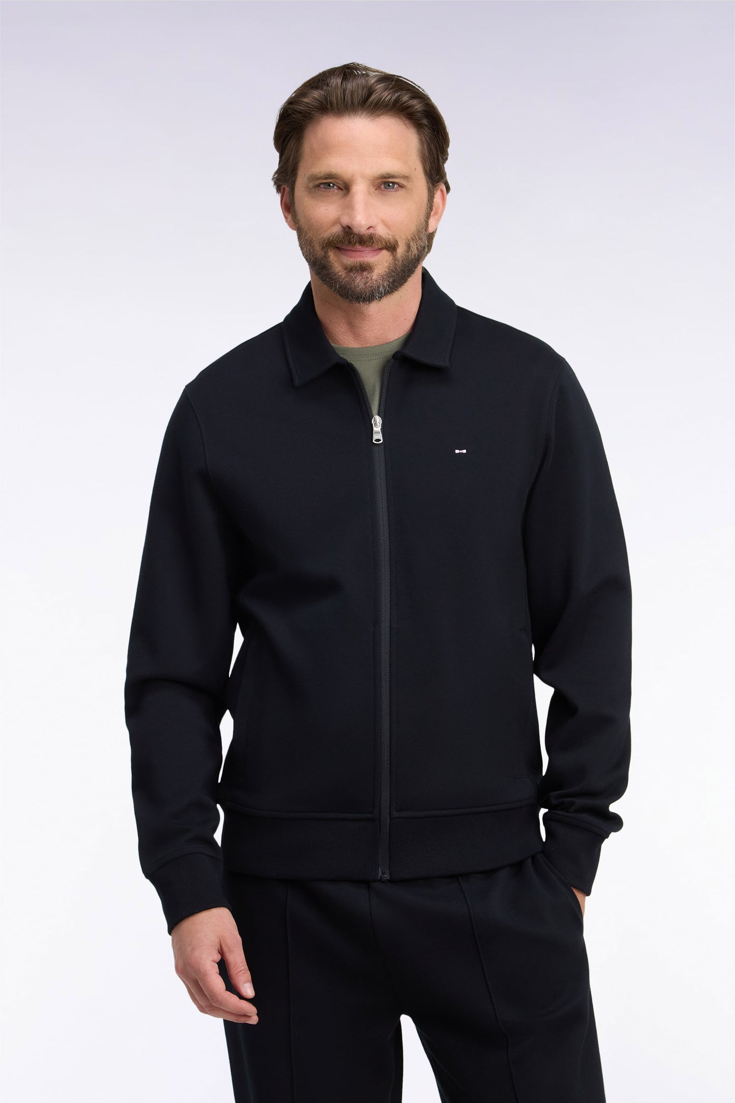 Sweatshirt zippé à col polo en coton noir coupe droite