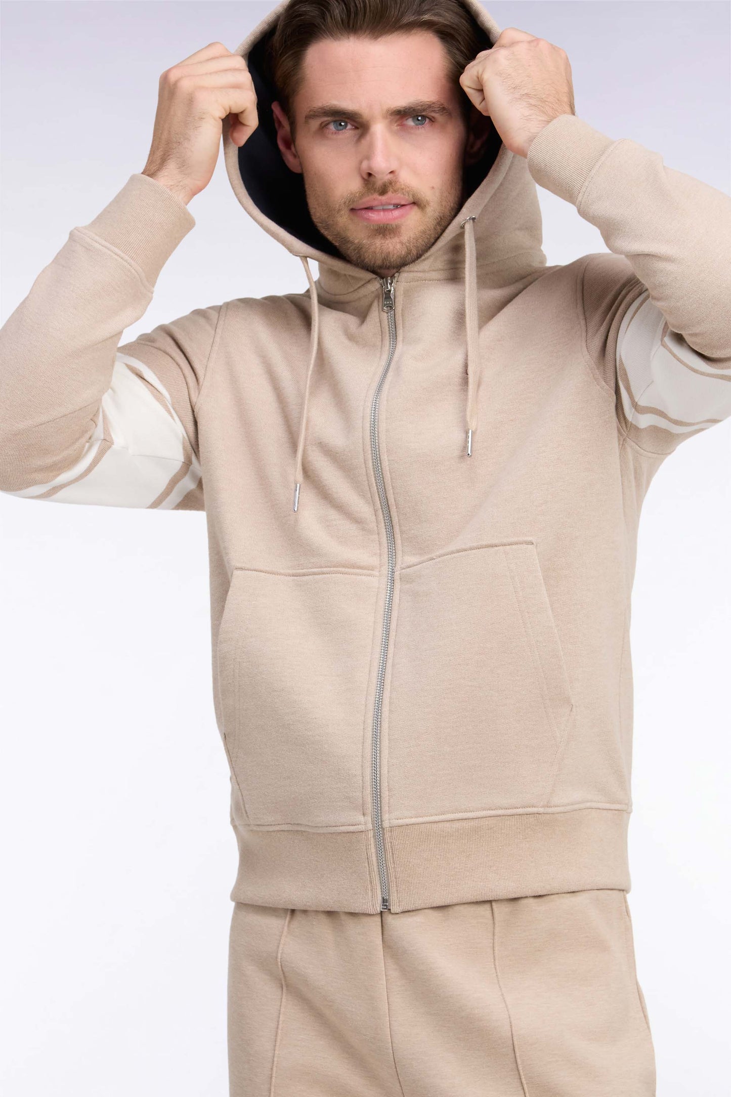 Sweatshirt à capuche zippé en molleton coton beige coupe droite