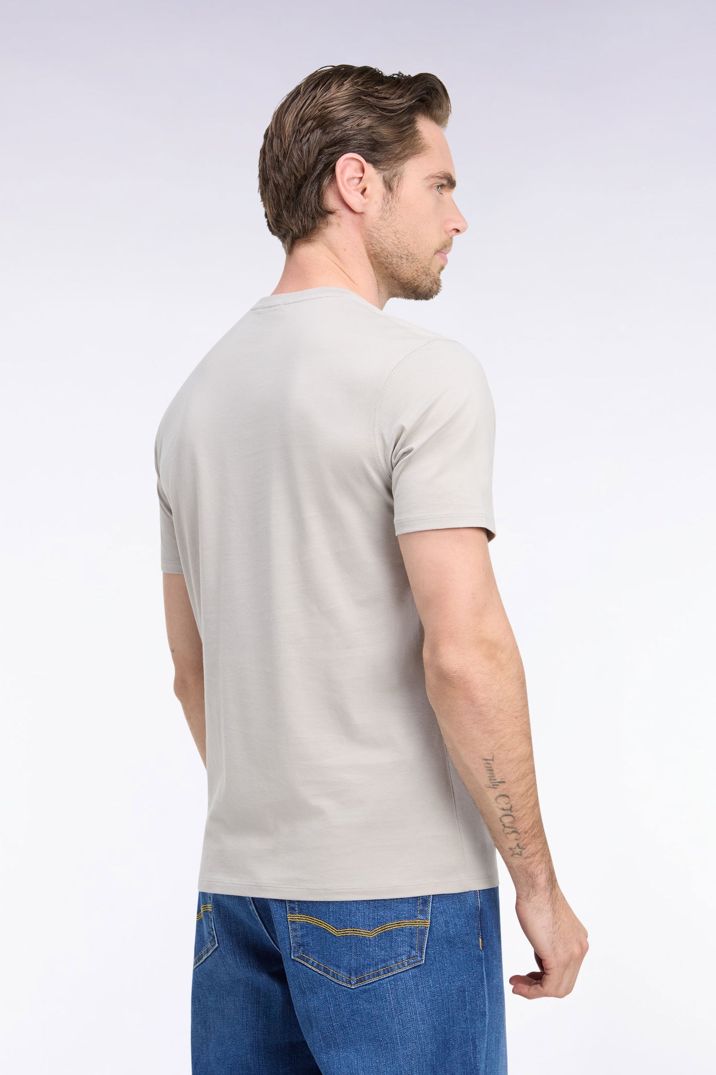T-shirt manches courtes col rond en coton gris coupe droite