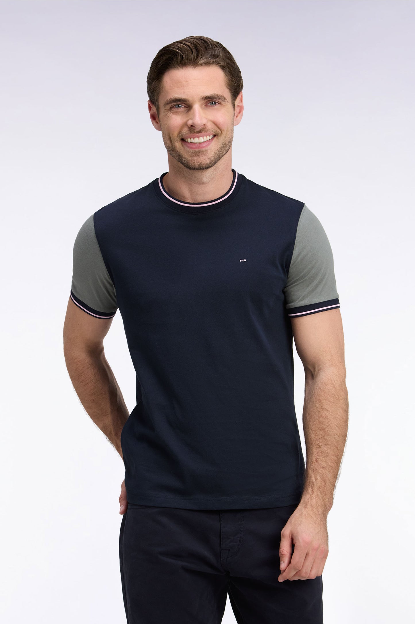 T-shirt manches courtes marine à manches vert olive coupe droite