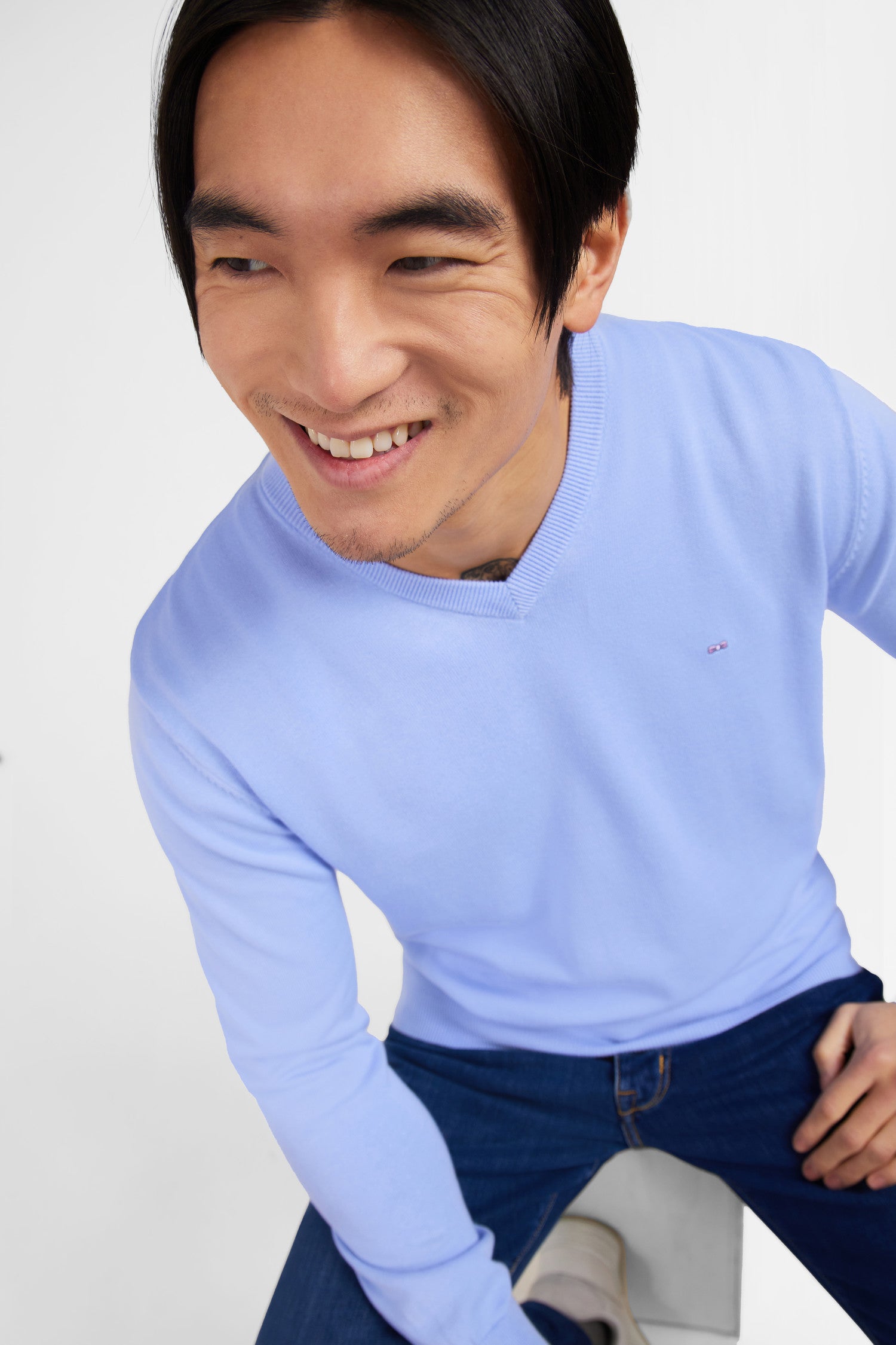 Light blue V-neck cotton jersey jumper