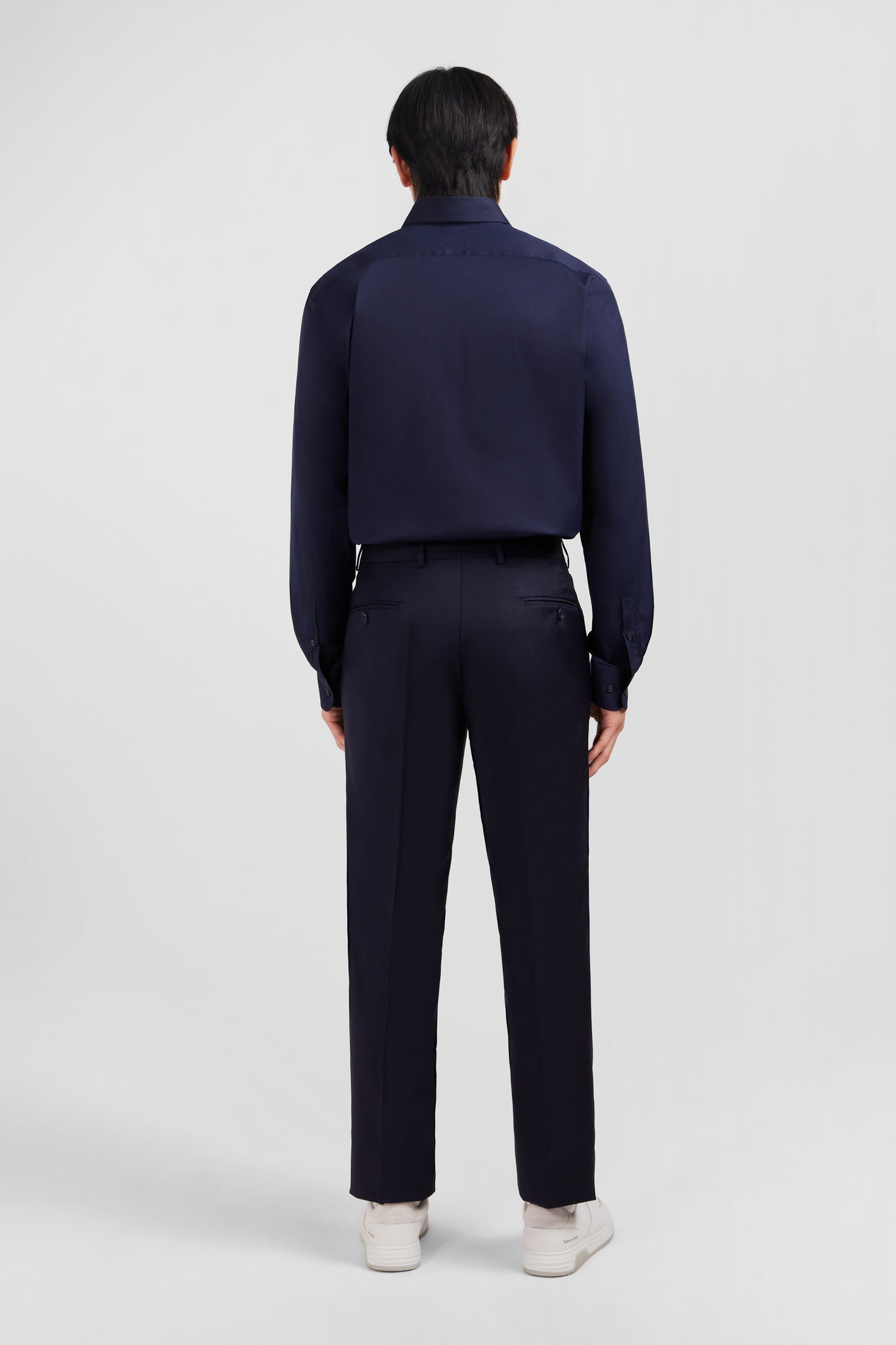 Regular dark blue wool trousers with broken fold