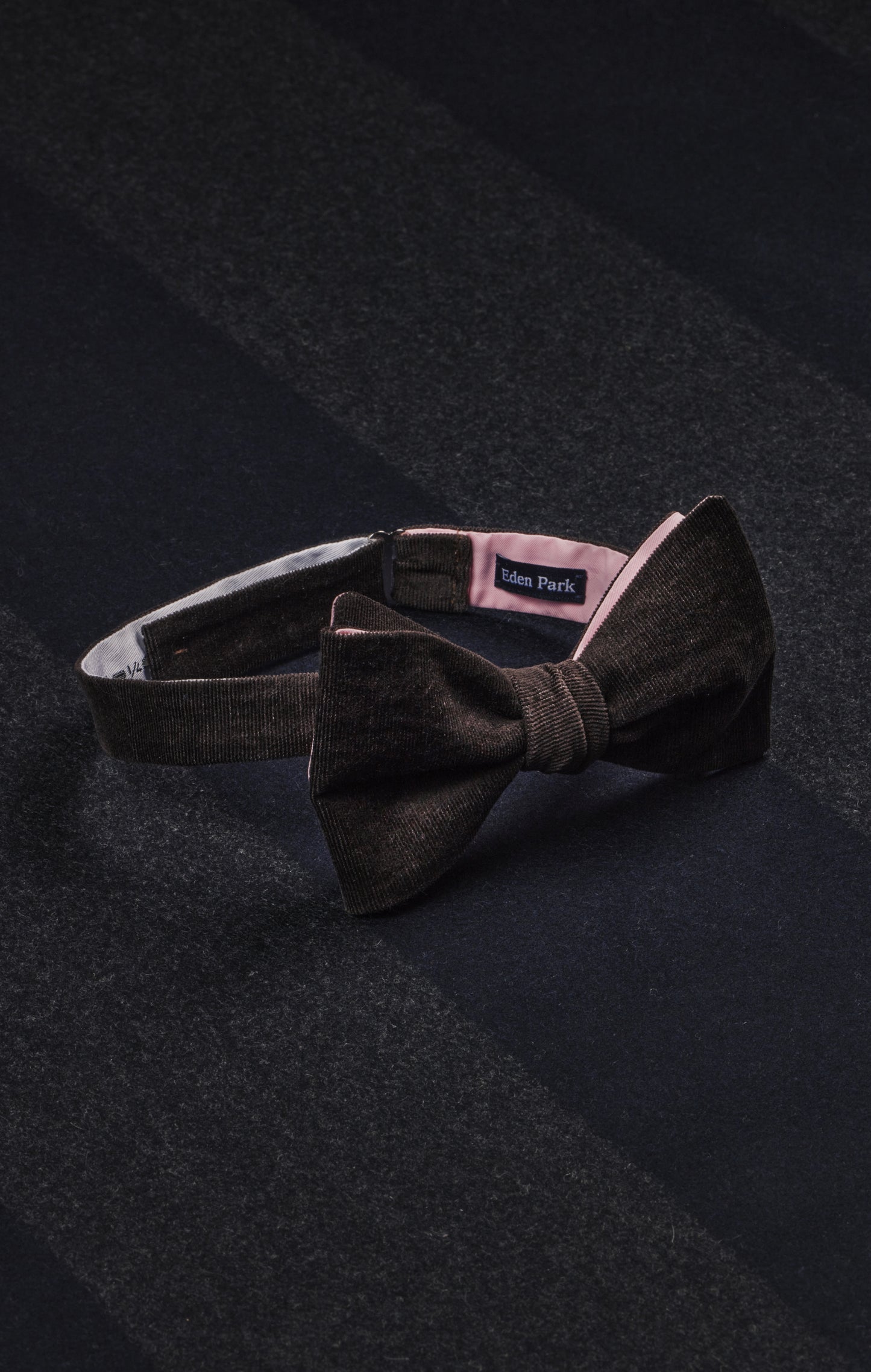 Nœud papillon en velours marron upcyclé Pap'Atelier