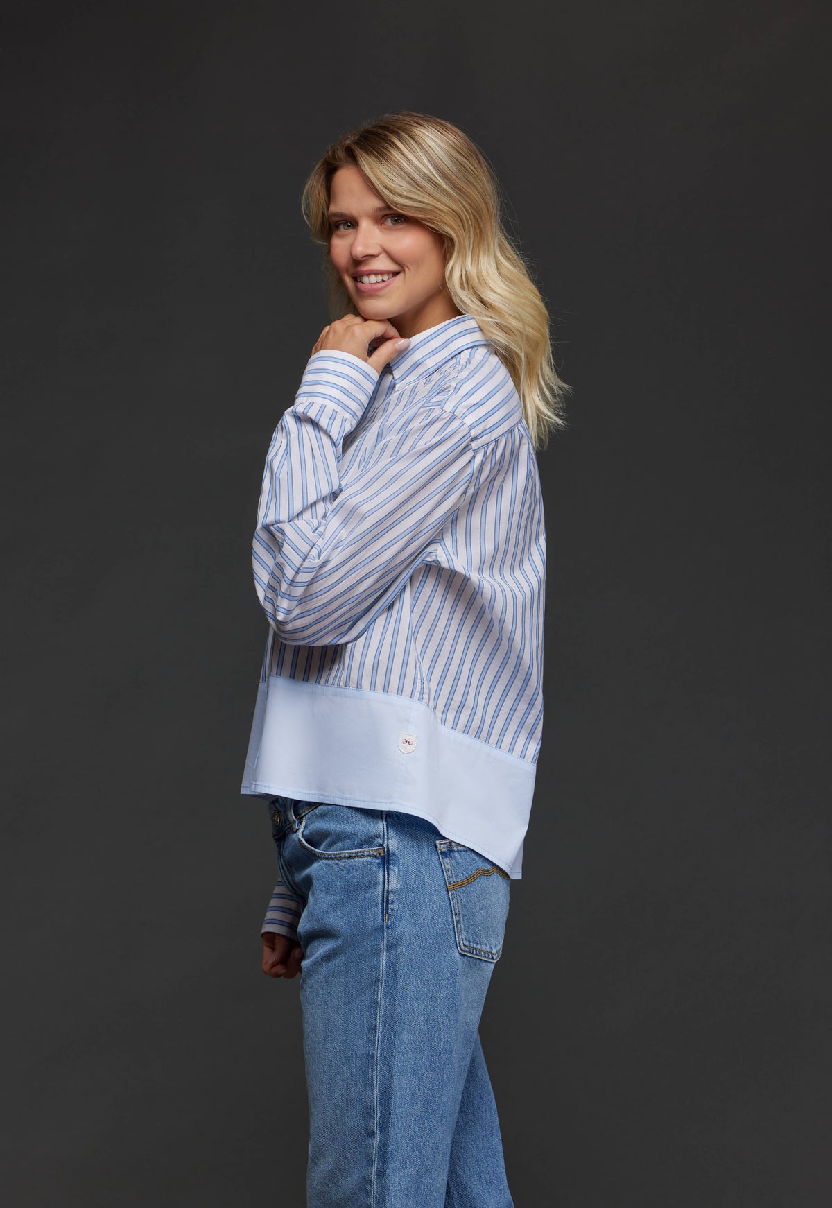 Chemise en coton bleu rayé à empiècement uni upcyclée Pap'Atelier