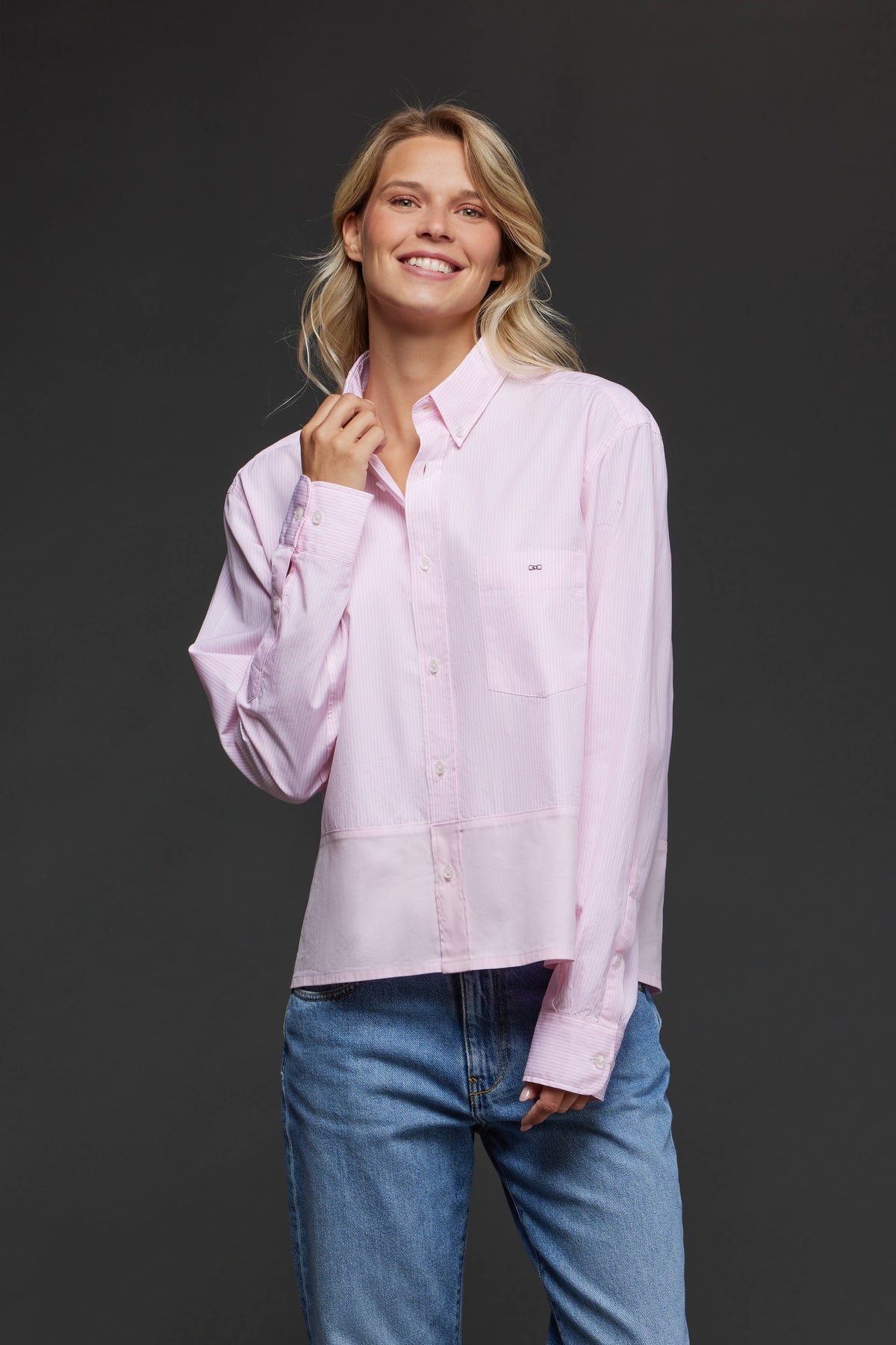 Chemise upcyclée Pap'Atelier en coton rayé rose à empiècement uni