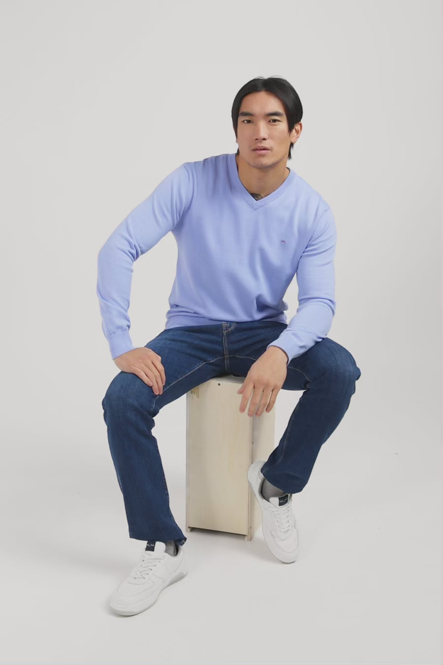 Light blue V-neck cotton jersey jumper