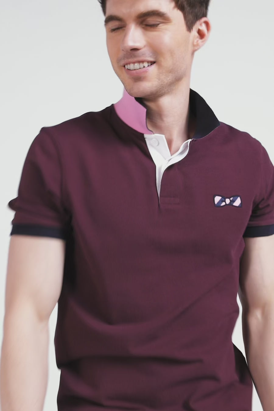 Regular burgundy short-sleeved cotton piqué polo shirt with striped embroidery