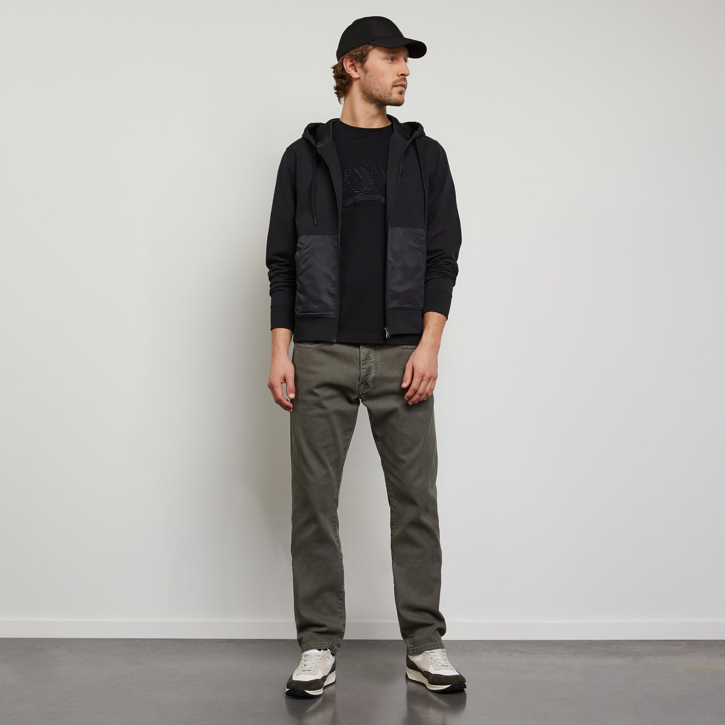 Black zipped sweatshirt with hood